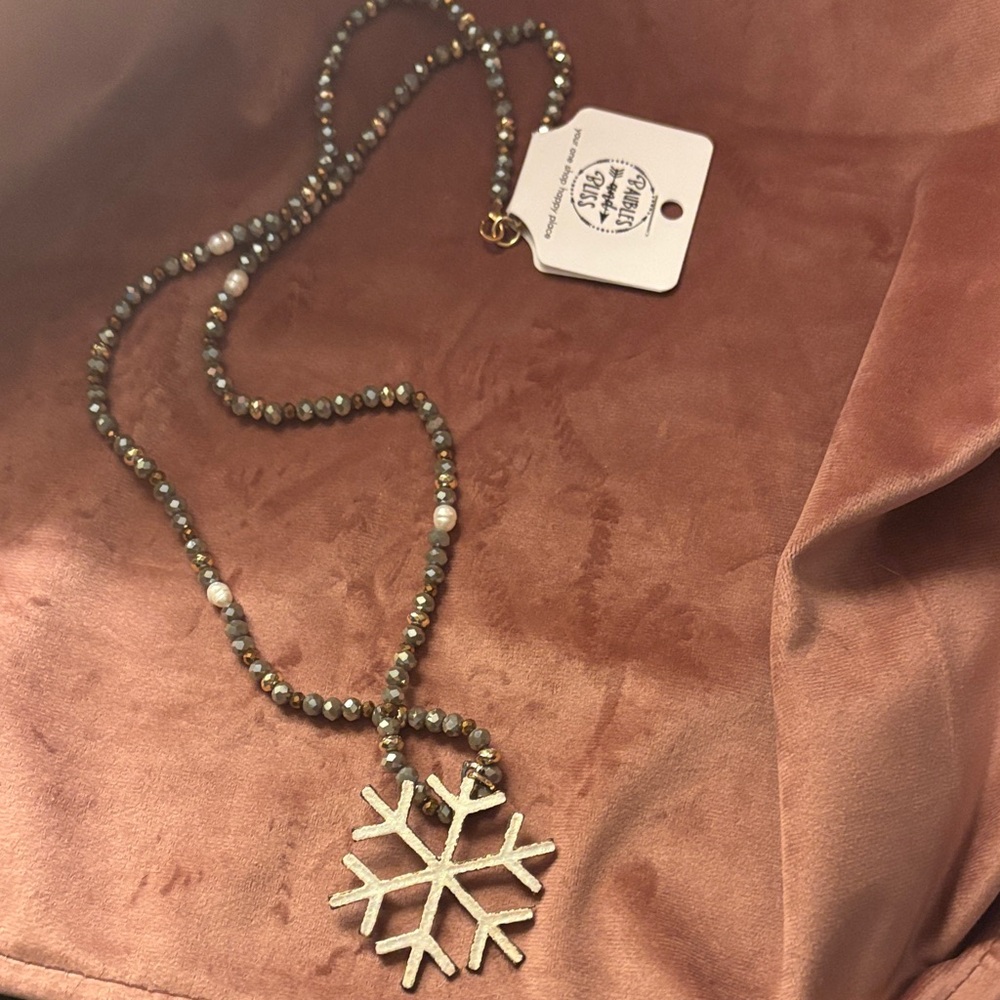 Elegant Snowflake Pendant Necklace